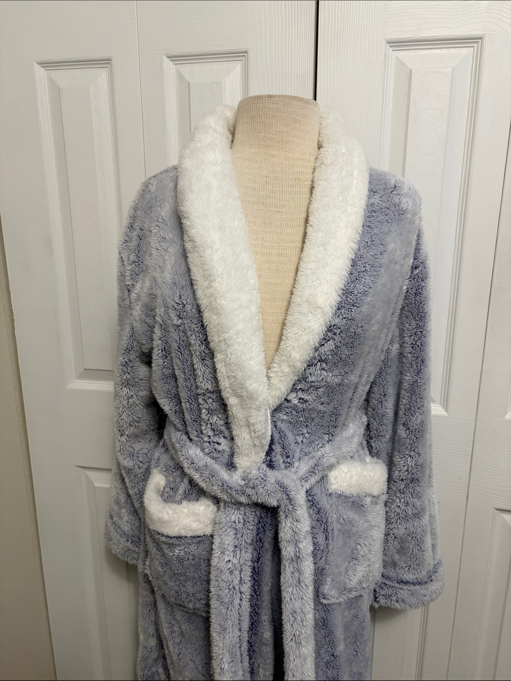 Light Violet Shawl Collar Lights Off Plush Robe with Cream Trim Size Large